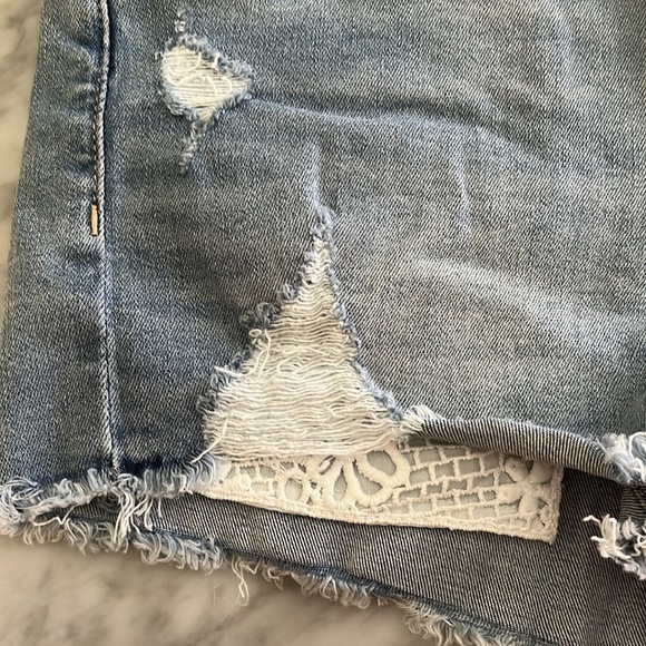 American Eagle Hi Rise Shortie shorts size 6. Features Peekaboo lace pockets! - Picture 5 of 7